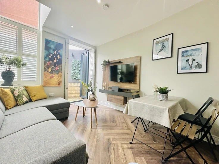 Flat Burston Road in Greater London