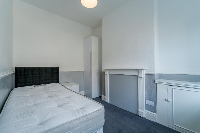 Room Daisy Road in Birmingham