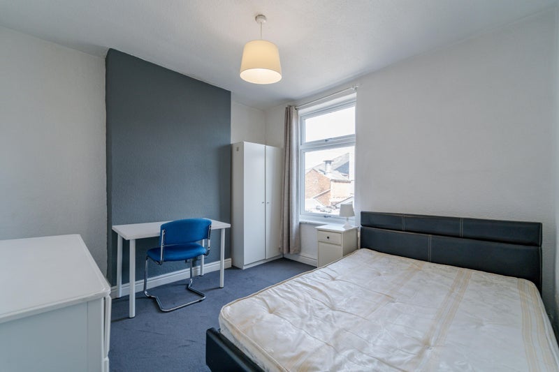 Room Daisy Road in Birmingham