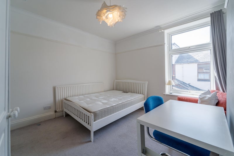 Room Daisy Road in Birmingham