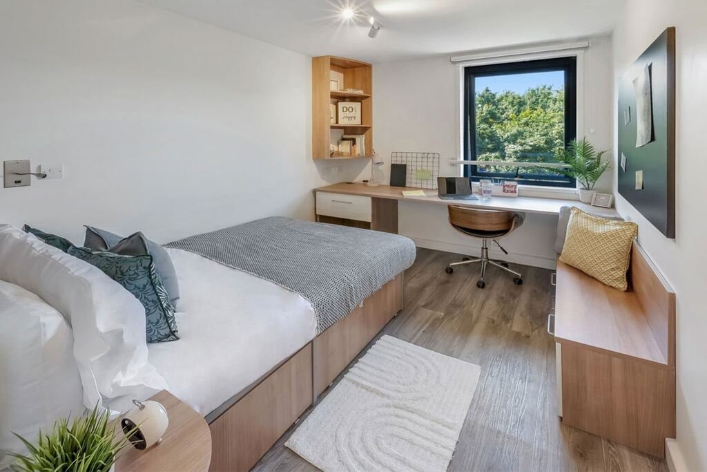 Room Market Road in Greater London