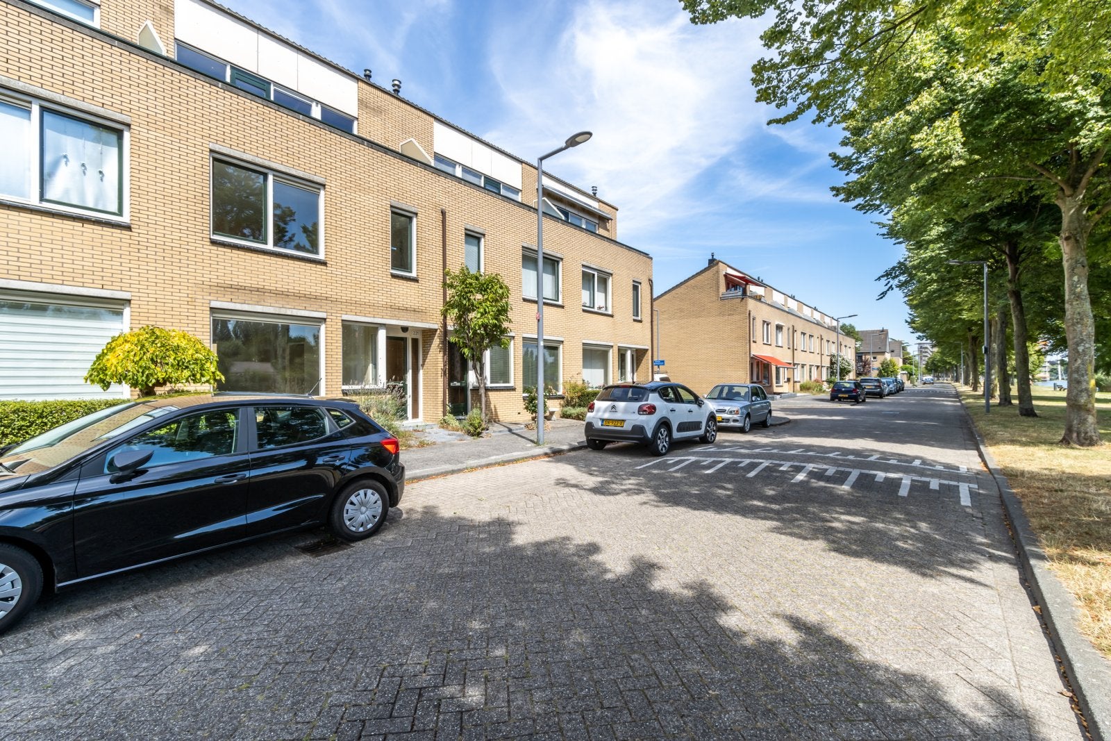Huis Clazina Kouwenbergzoom 201 in Rotterdam