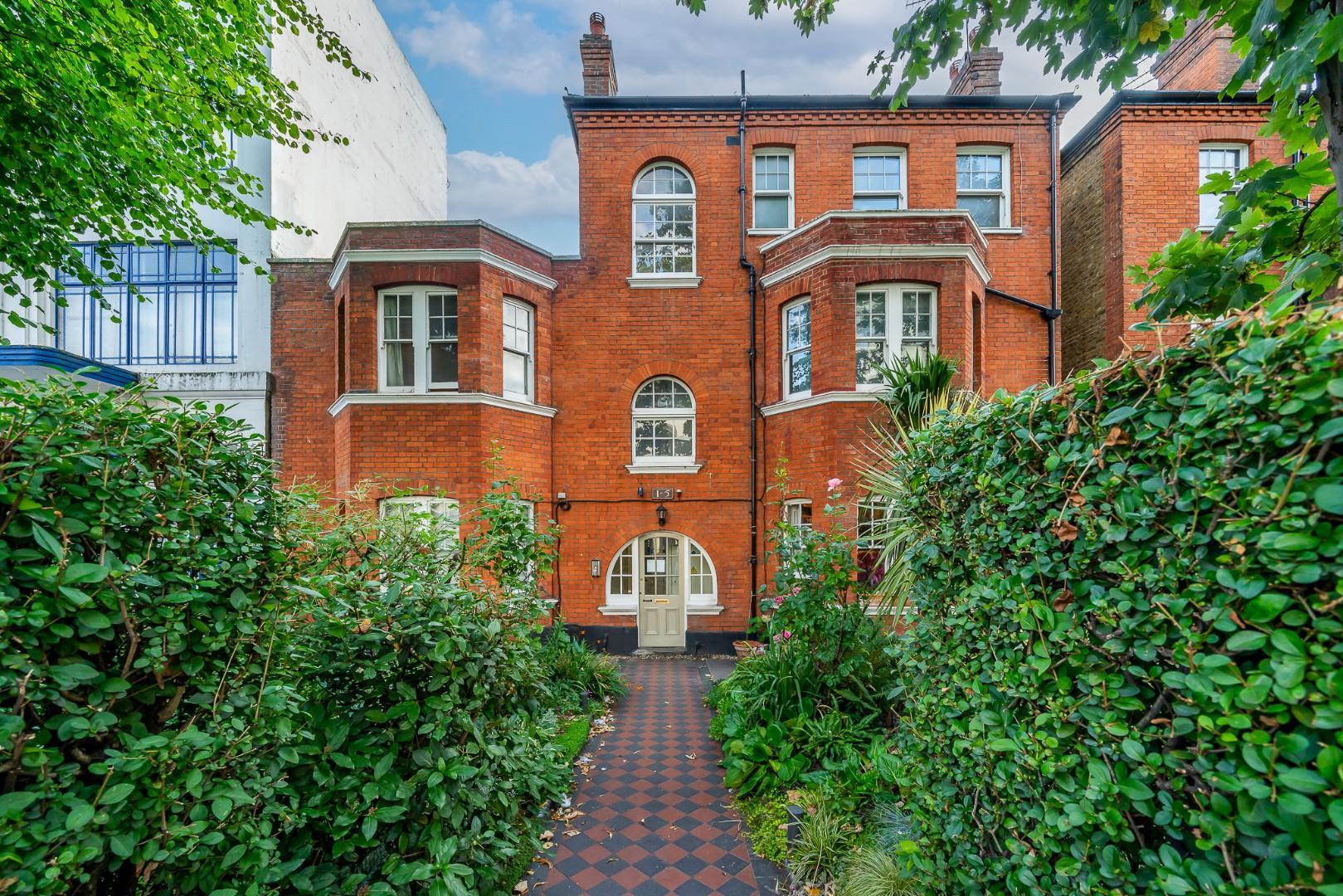 Flat Holloway Road in Greater London