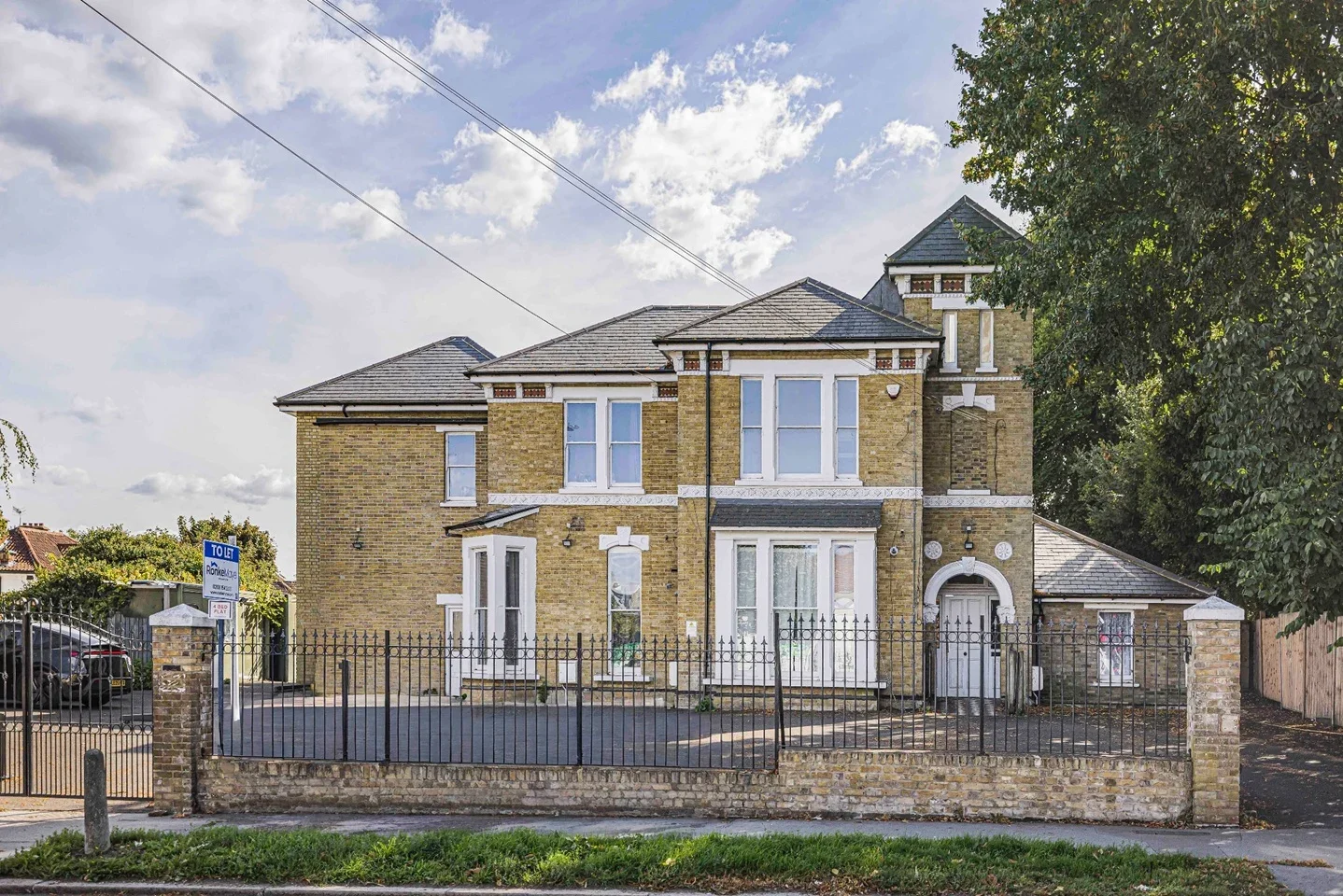Flat Warham Road in Greater London