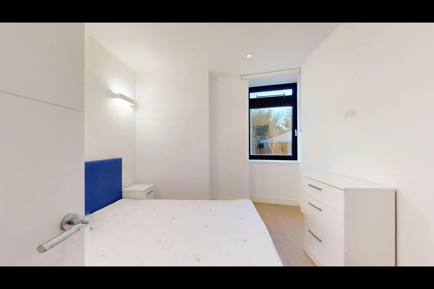 Flat Shield Drive in Greater London