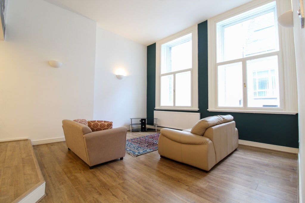 Flat Rainford Gardens in Liverpool