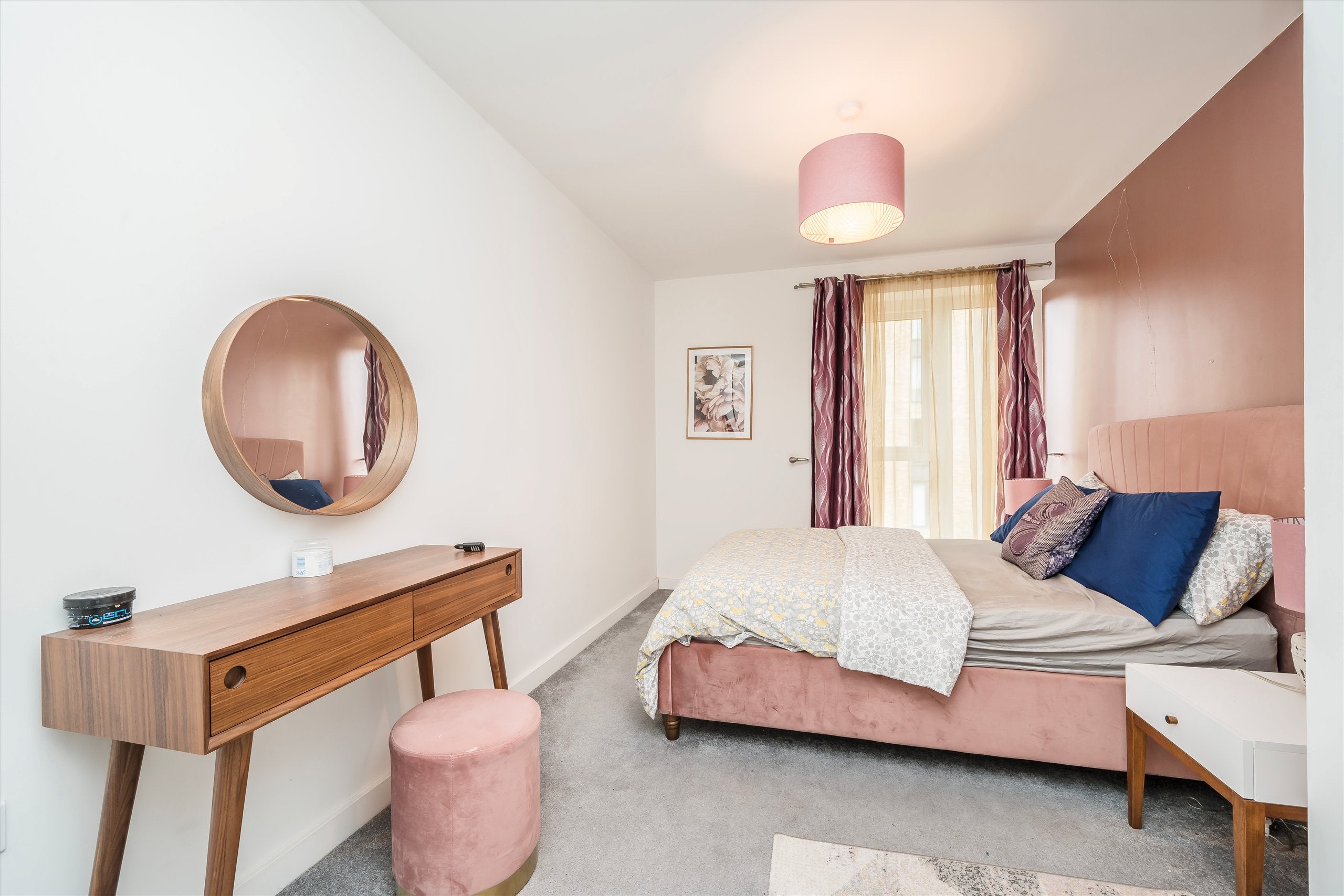 Flat Bowen Drive in Greater London