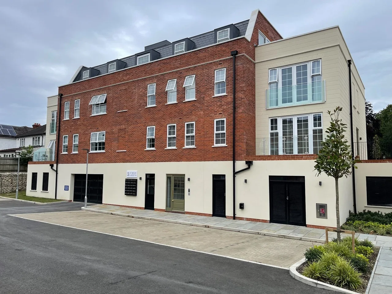 Flat Jubilee Gardens in Elmbridge