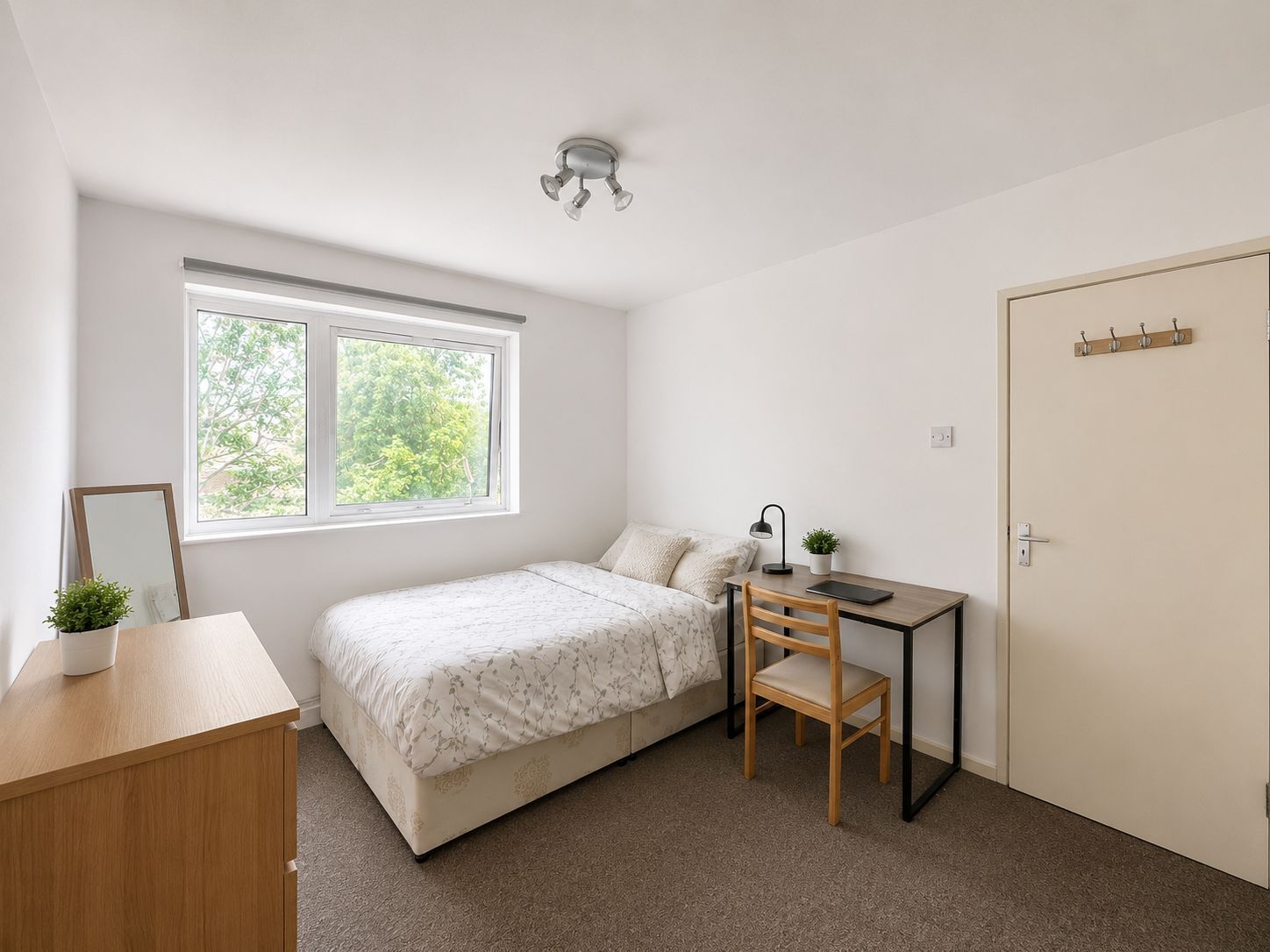 Flat Clarence Crescent in Greater London