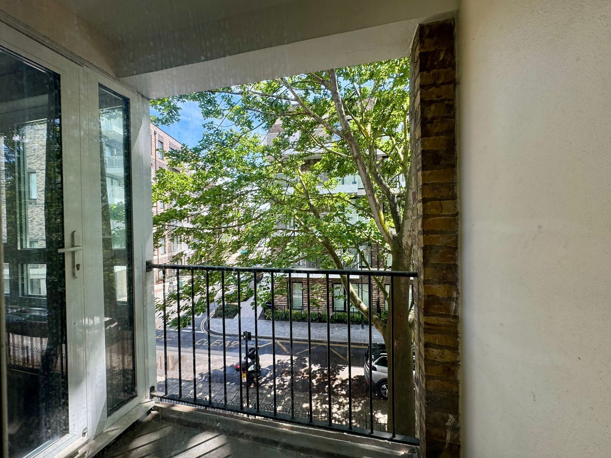 Flat Clarence Crescent in Greater London
