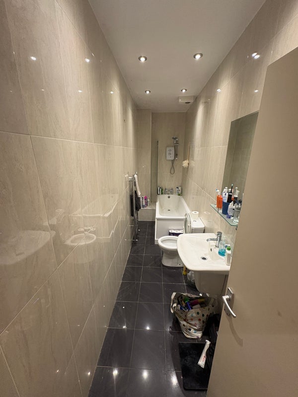 Flat Gauden Road in Greater London