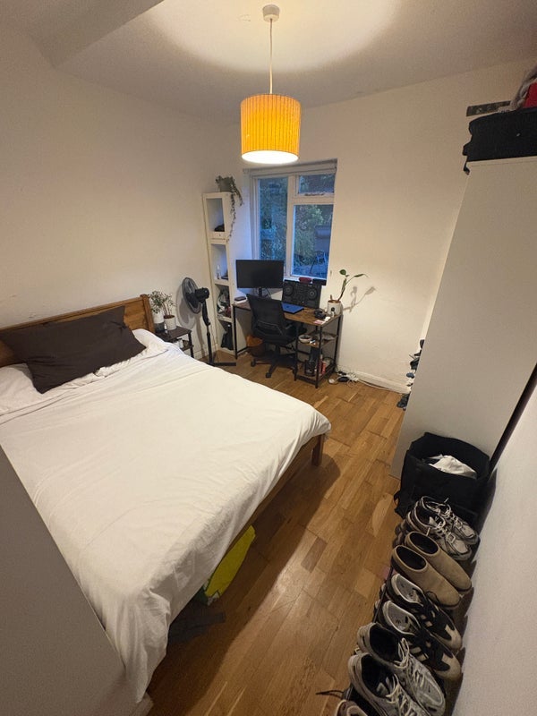 Flat Gauden Road in Greater London