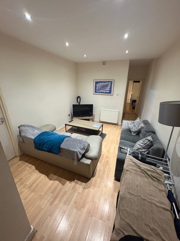 Flat Gauden Road in Greater London