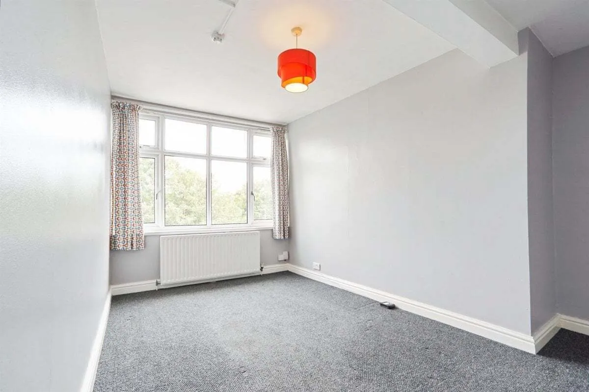 Flat Roundhay Mount in Leeds