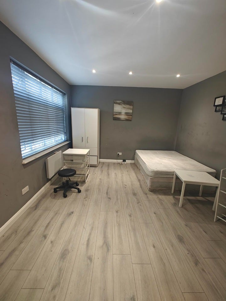 Flat Penderry Rise in Greater London
