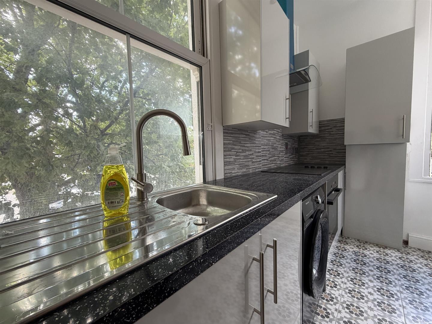 Flat Warwick Road in Greater London