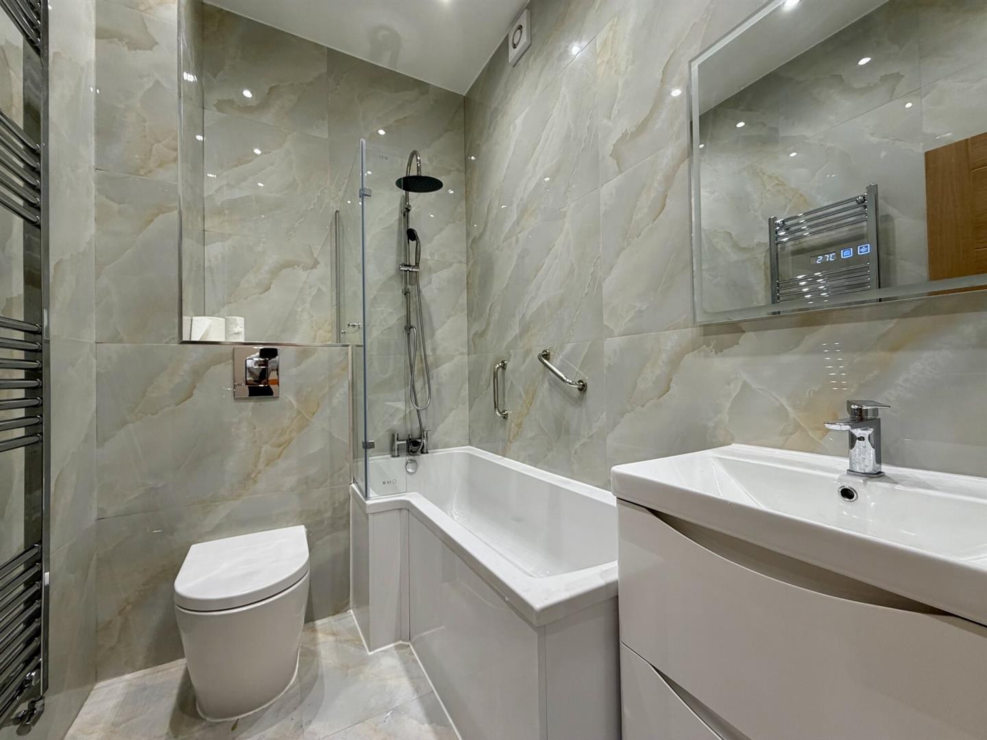 Flat Warwick Road in Greater London
