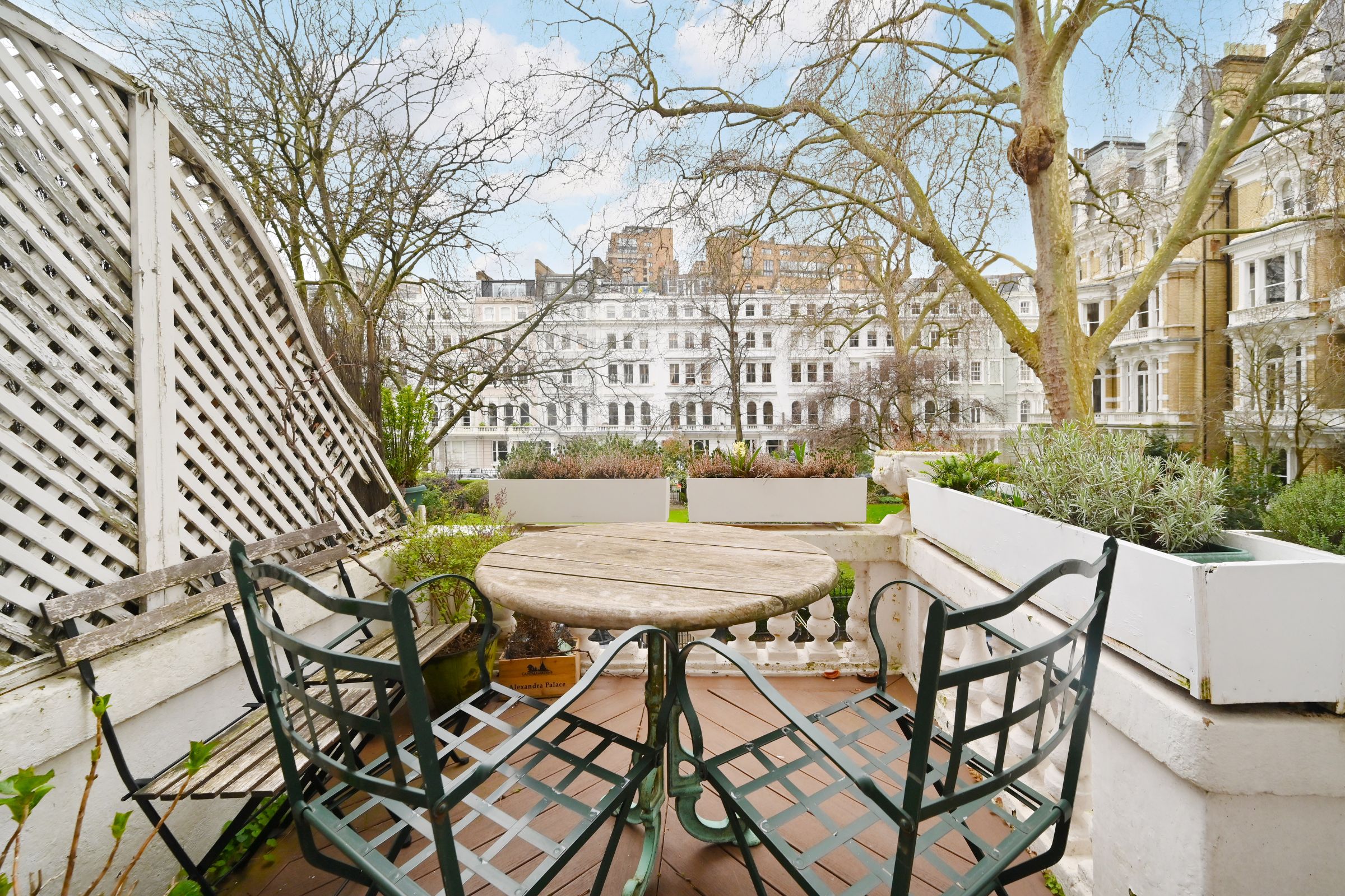 Flat Cornwall Gardens in Greater London
