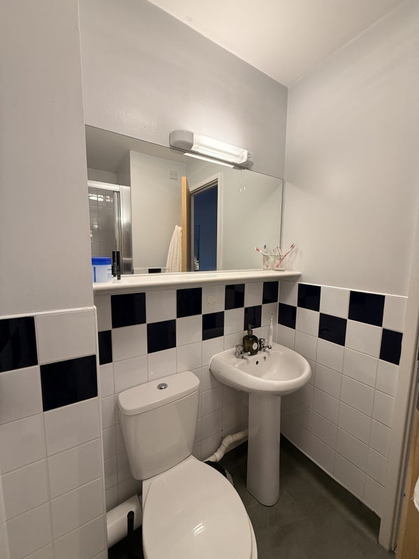 Room Hathersage Road in Manchester