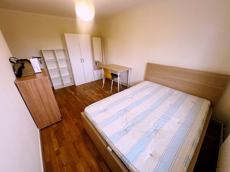 Room Percy Road in Greater London