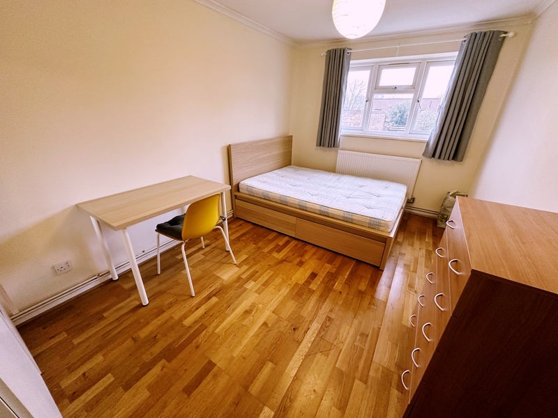 Room Percy Road in Greater London