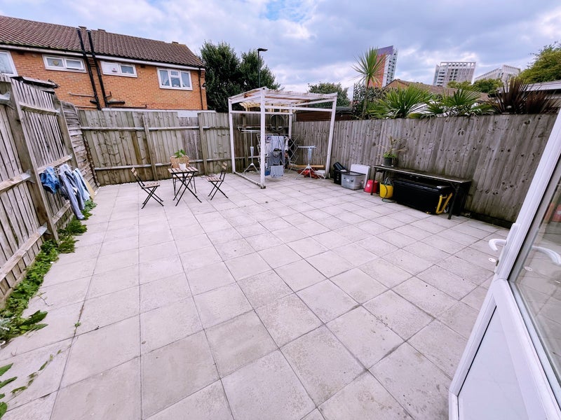 Room Percy Road in Greater London