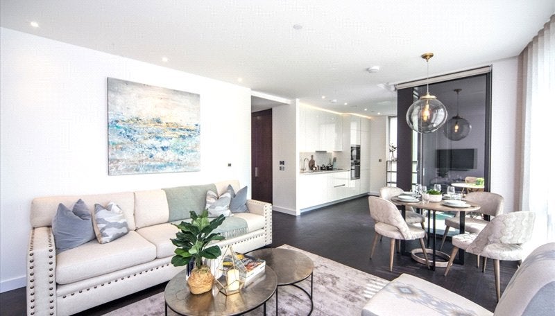Flat Ponton Road in Greater London