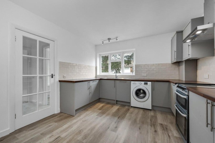 Flat Lindfield Gardens in Guildford