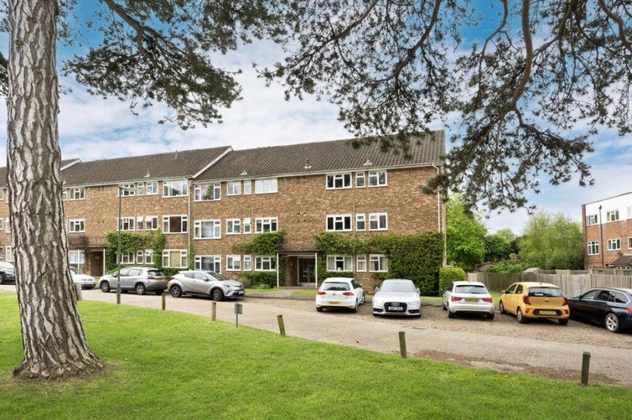 Flat Lindfield Gardens in Guildford