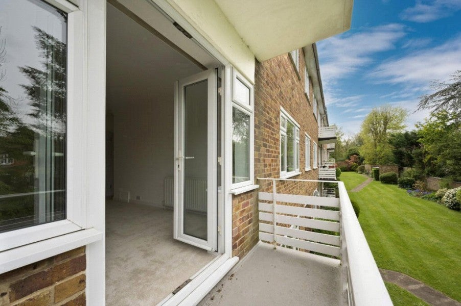 Flat Lindfield Gardens in Guildford