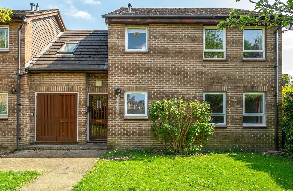 Flat Lorrimore Square in Greater London