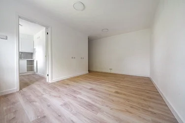 Flat Lorrimore Square in Greater London