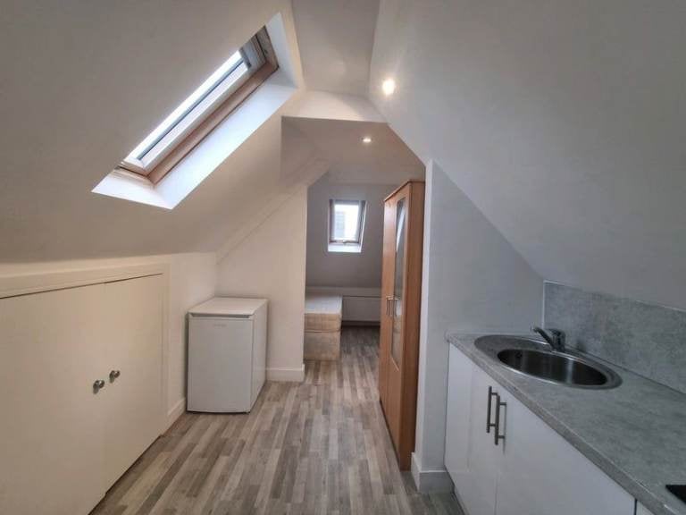 Flat Bryony Road in Greater London