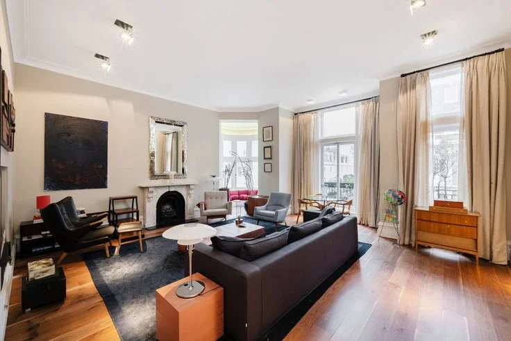 Flat Pont Street in Greater London