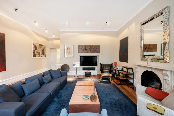 Flat Pont Street in Greater London
