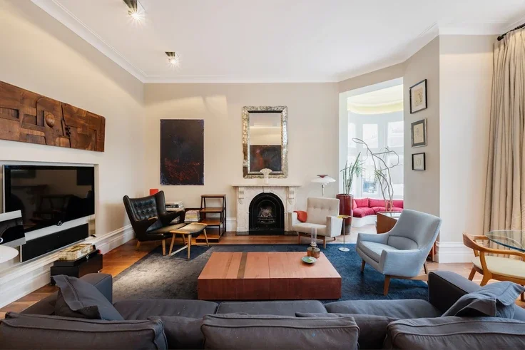 Flat Pont Street in Greater London