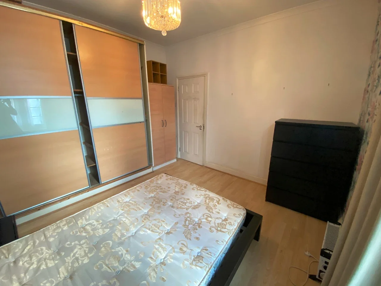 Room Ivy Road in Greater London