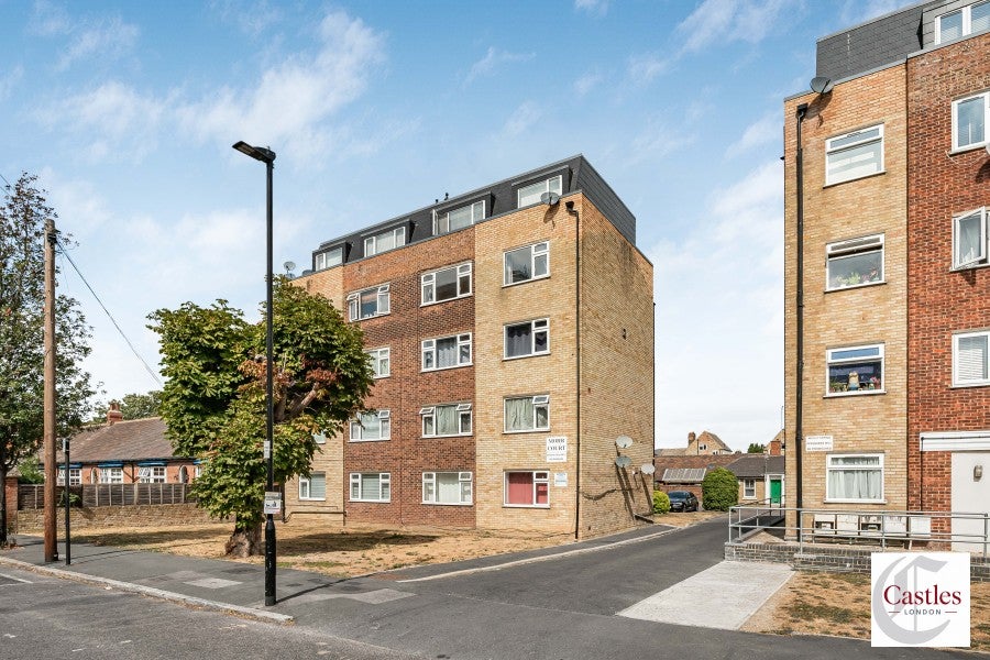 Flat Commerce Road in Greater London
