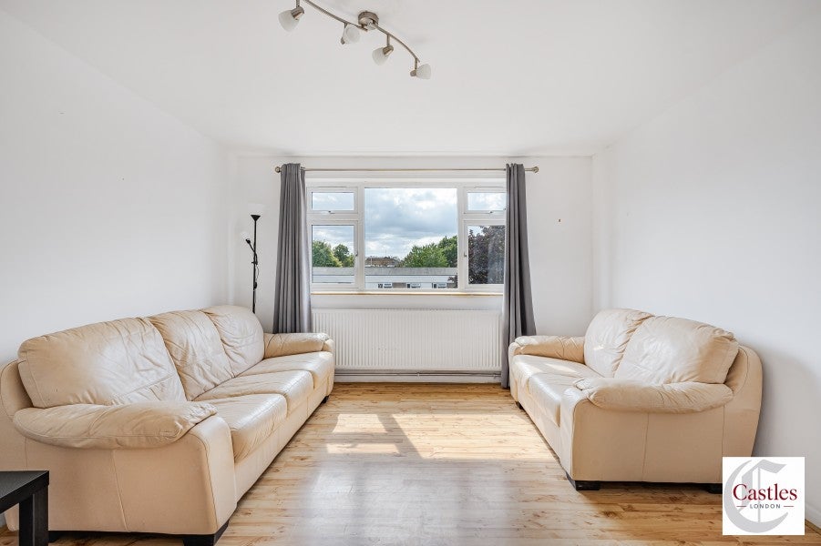 Flat Commerce Road in Greater London