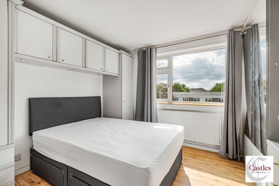 Flat Commerce Road in Greater London