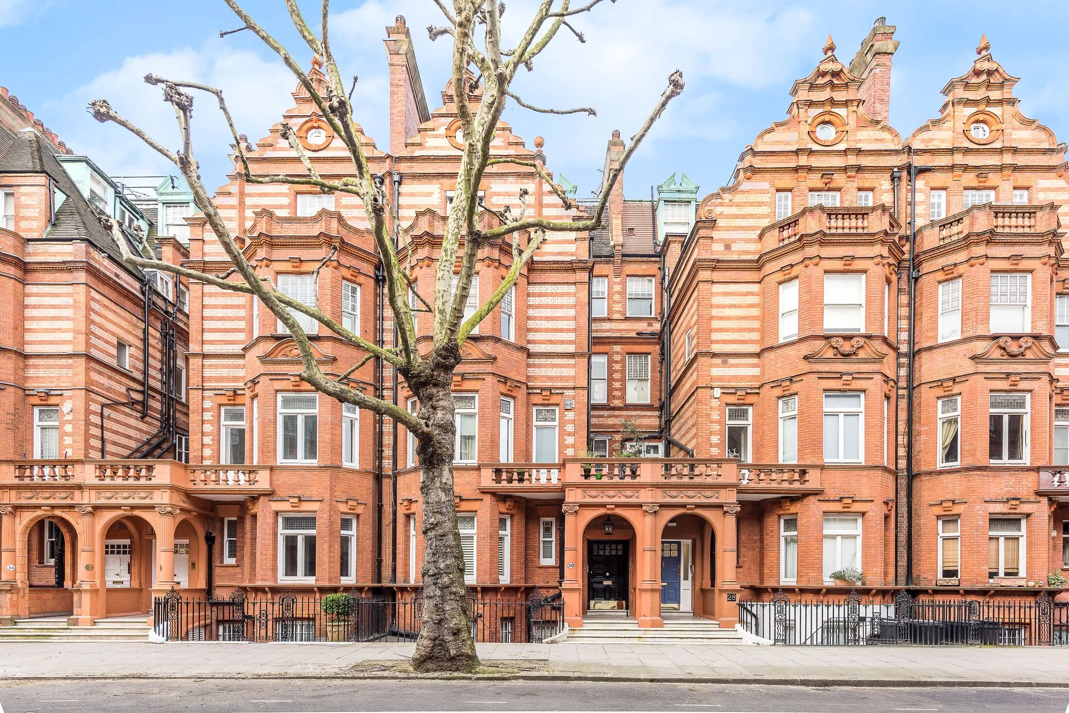 Flat Sloane Gardens in Greater London