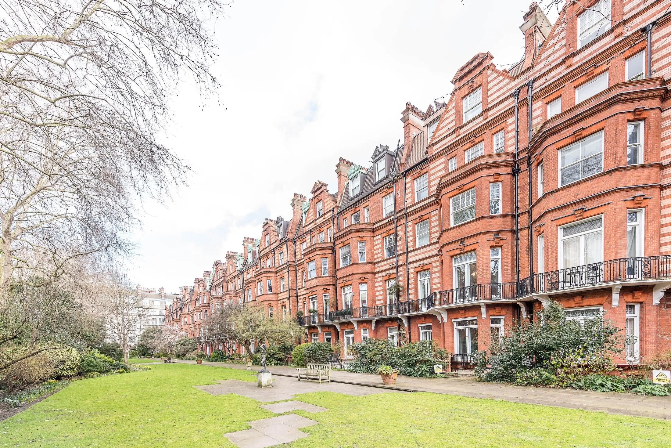 Flat Sloane Gardens in Greater London