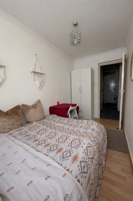 Room Hyde Close in Greater London