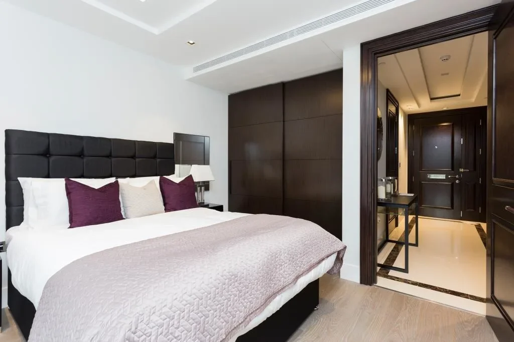 Flat Russell Road in Greater London