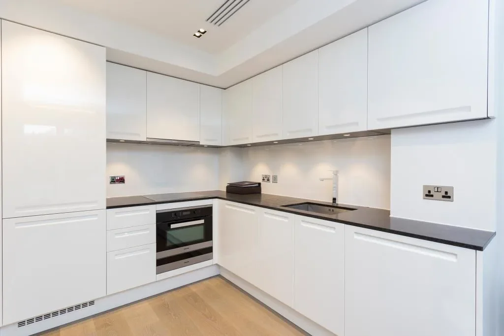 Flat Russell Road in Greater London