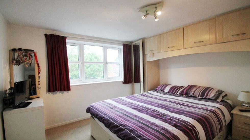 Flat Knowles Close in Greater London