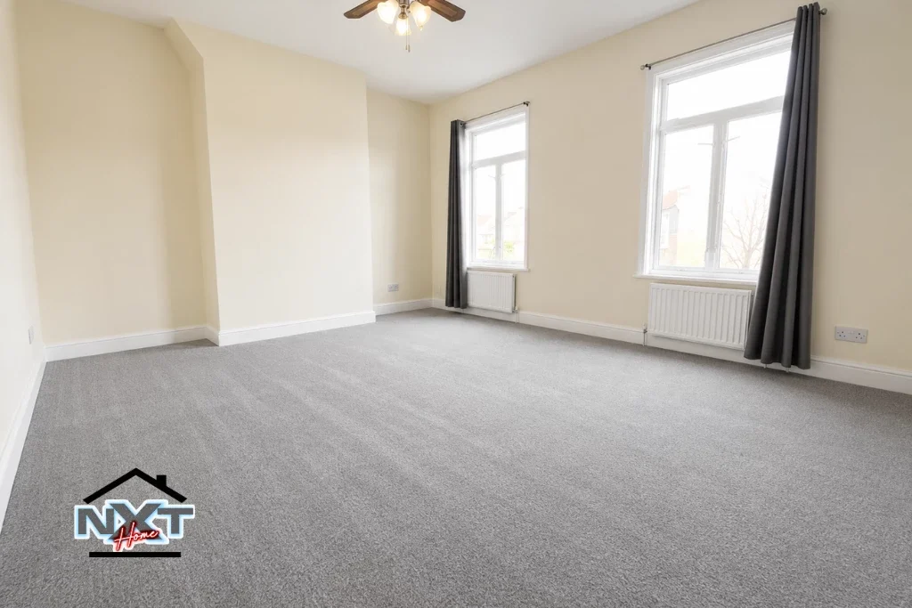 Flat Buckland Road in Greater London