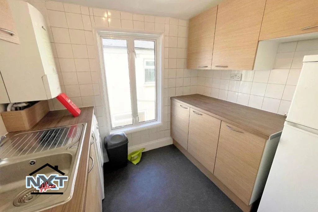 Flat Buckland Road in Greater London