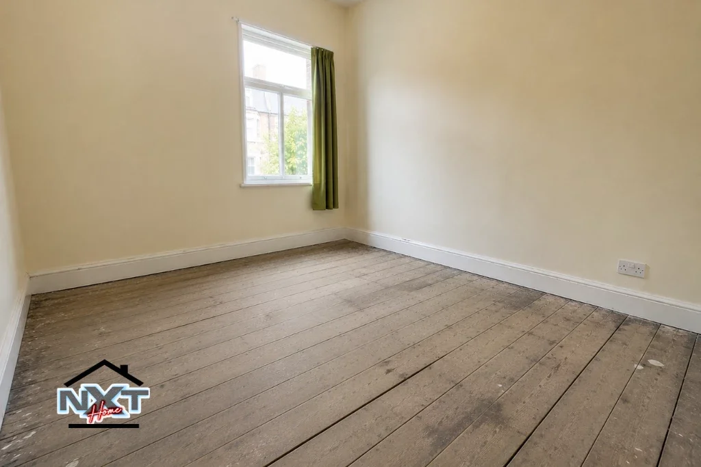 Flat Buckland Road in Greater London