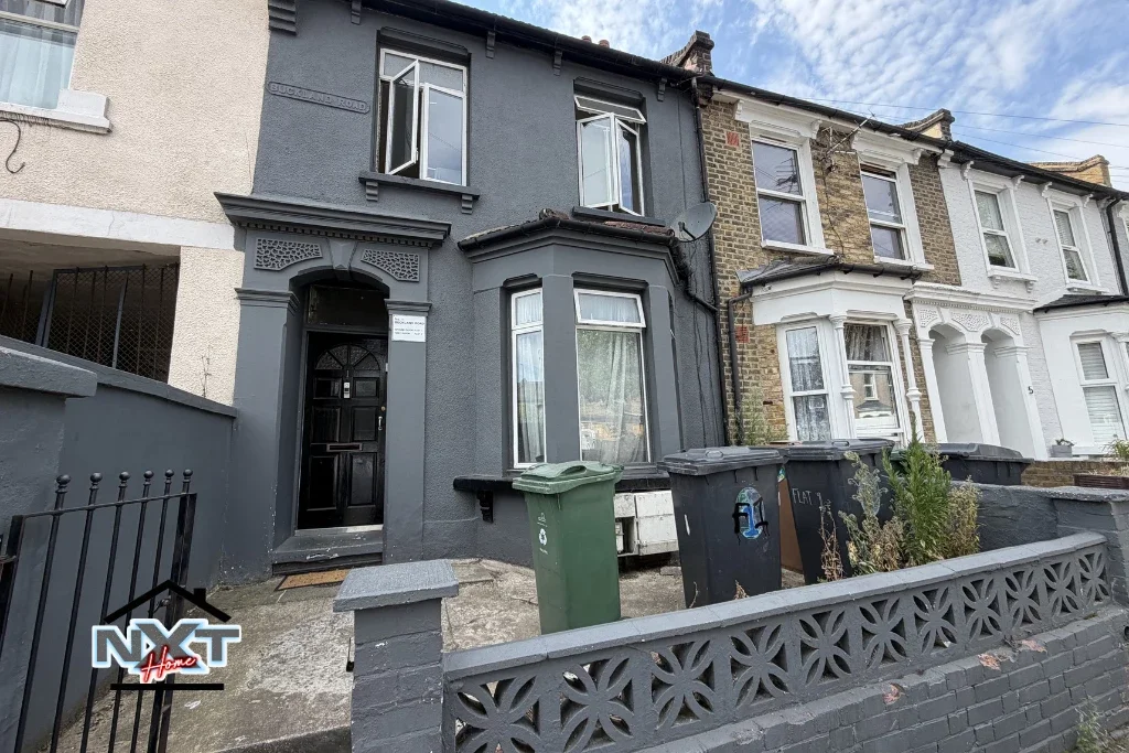Flat Buckland Road in Greater London